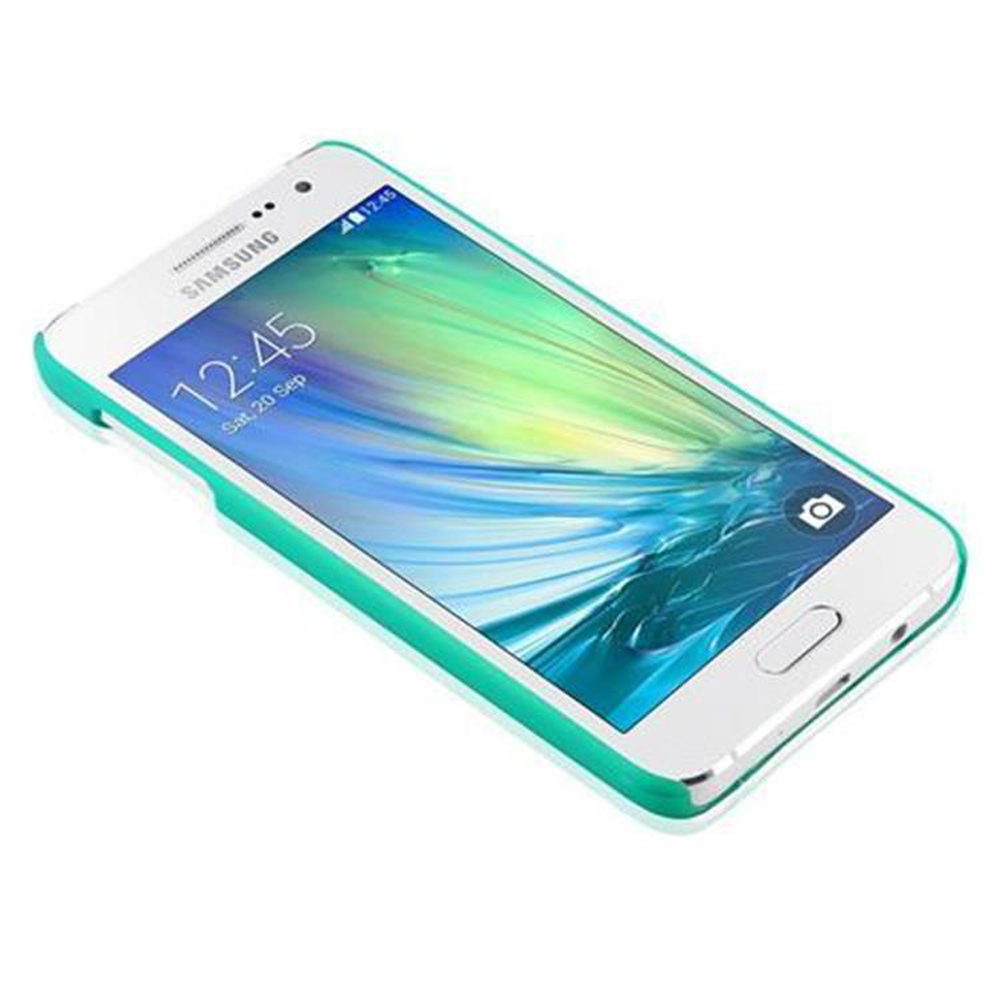 Weißes Telefon in grünem Gehäuse. Bildschirm zeigt die Uhrzeit, mit weißem Hintergrund.