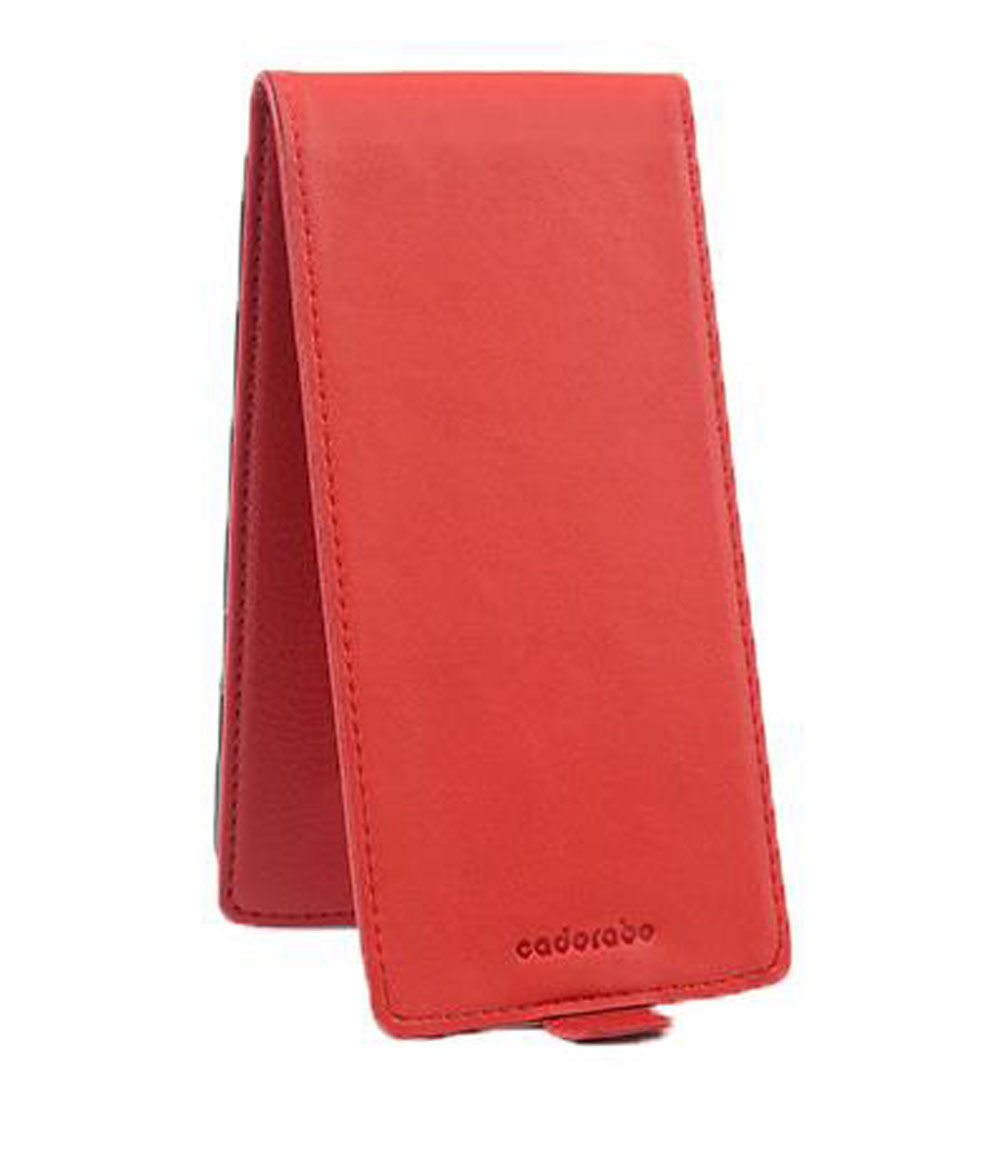 Custodia rossa per telefono, piegata e chiusa. Testo 'cadorabo' visibile.