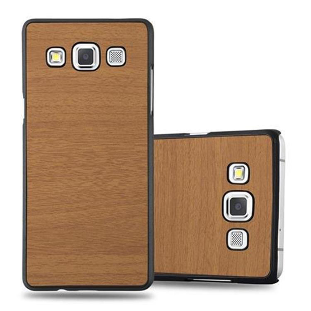 Dos teléfonos con fundas de veta de madera. Las fundas tienen cámaras y flash. Color marrón.