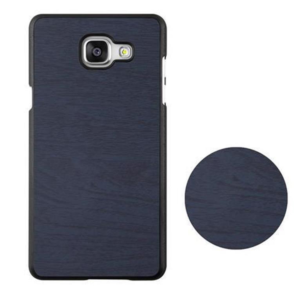 Una funda de teléfono azul oscuro, con un teléfono dentro. La funda tiene un patrón de vetas de madera texturizadas.
