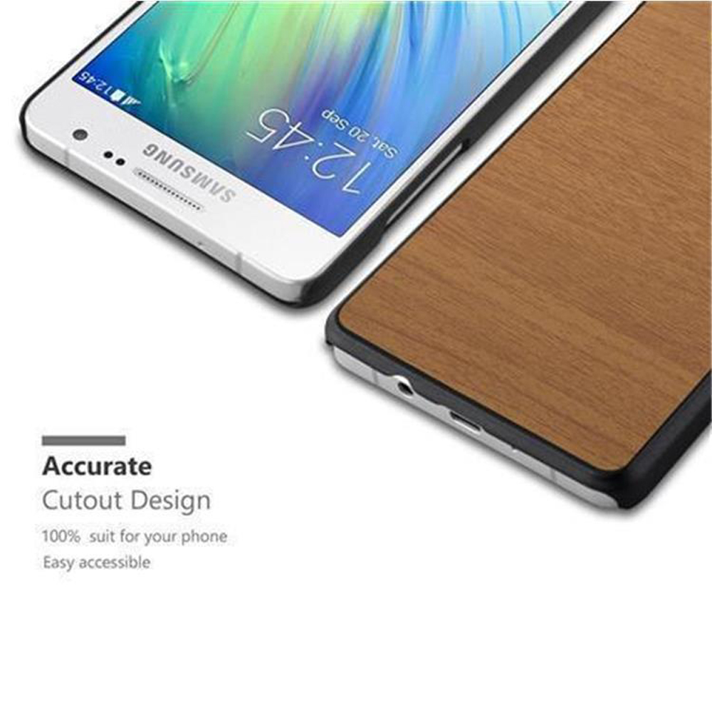 Funda de teléfono con textura de madera sobre fondo blanco. Pantalla de teléfono visible. Texto: Accurate Cutout Design.