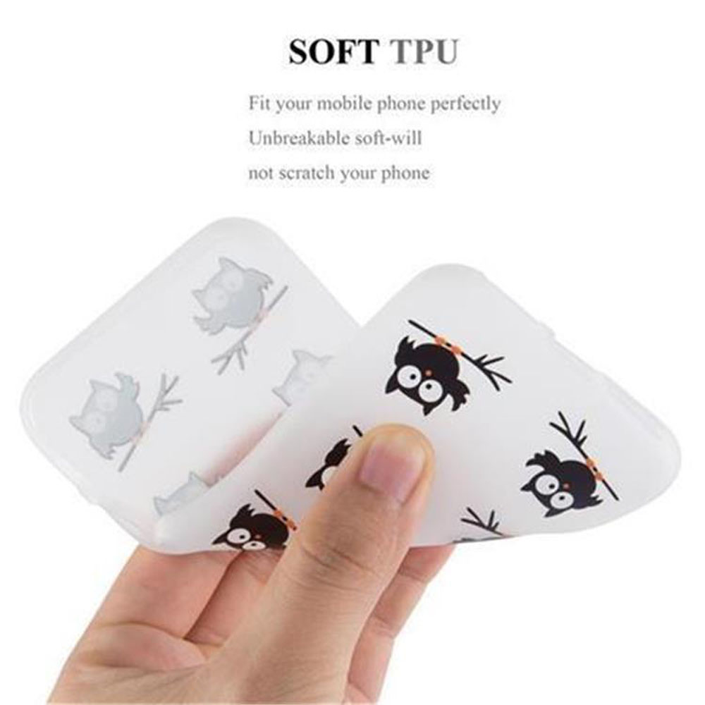 Zwei weiße Handyhüllen mit Eulenmotiven. Soft-TPU-Text. Eine Hand hält sie.