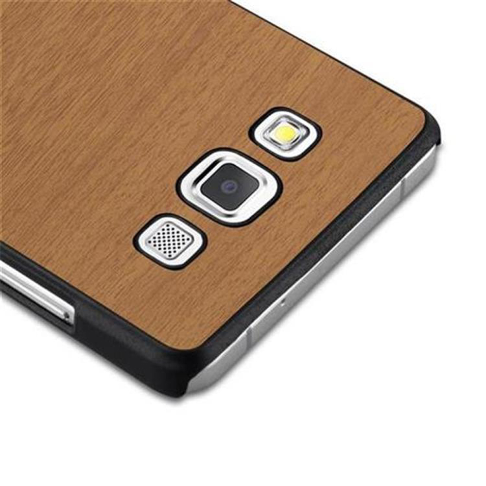Funda de teléfono con textura de madera marrón. La cámara, el flash y el altavoz son visibles en la funda.
