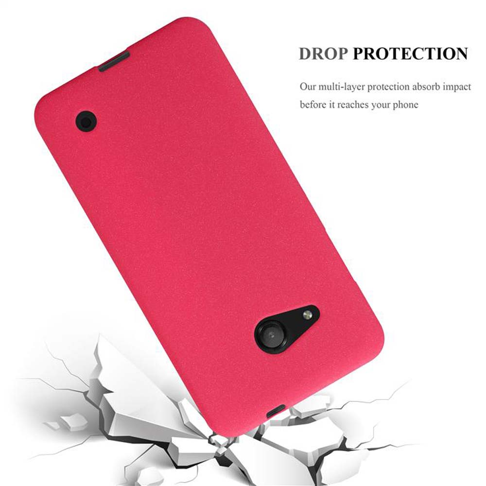 Una funda roja para teléfono. La funda tiene una cámara y cae sobre el suelo roto.
