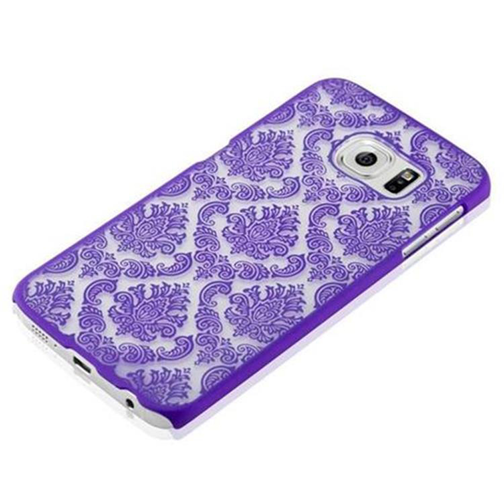 Una custodia per telefono viola con un design floreale. La custodia del telefono è appoggiata su una superficie bianca.