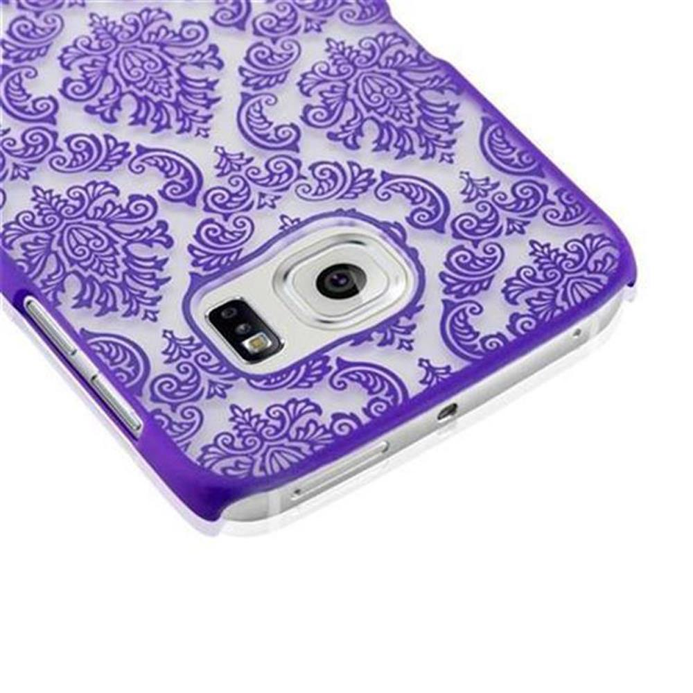 Custodia per telefono floreale viola con foro per fotocamera. Sfondo bianco.
