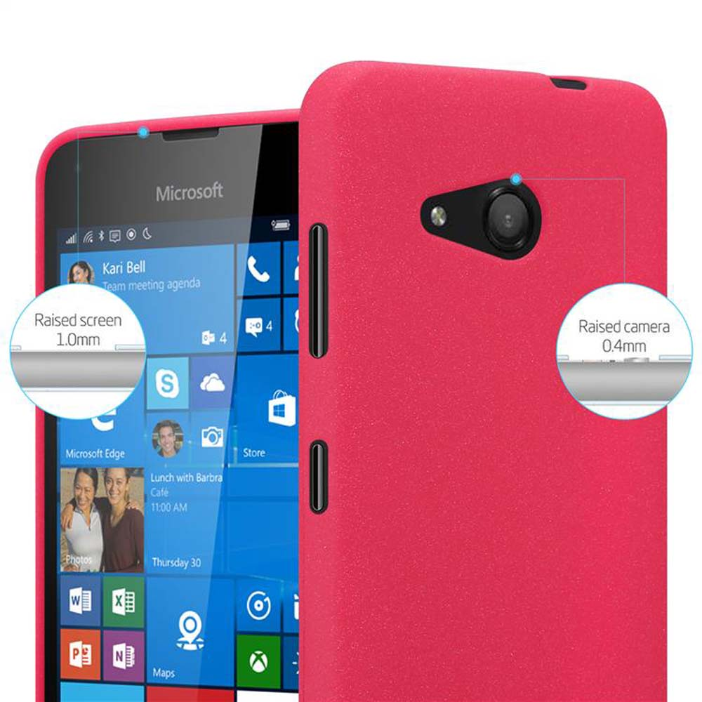 Una funda roja para teléfono en un teléfono. Los bordes de la cámara y la pantalla tienen protección elevada.