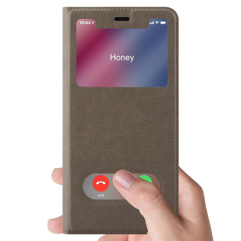 Custodia del telefono aperta, mostra uno schermo di chiamata con 'Honey'. Una mano sta cercando di rifiutare la chiamata.