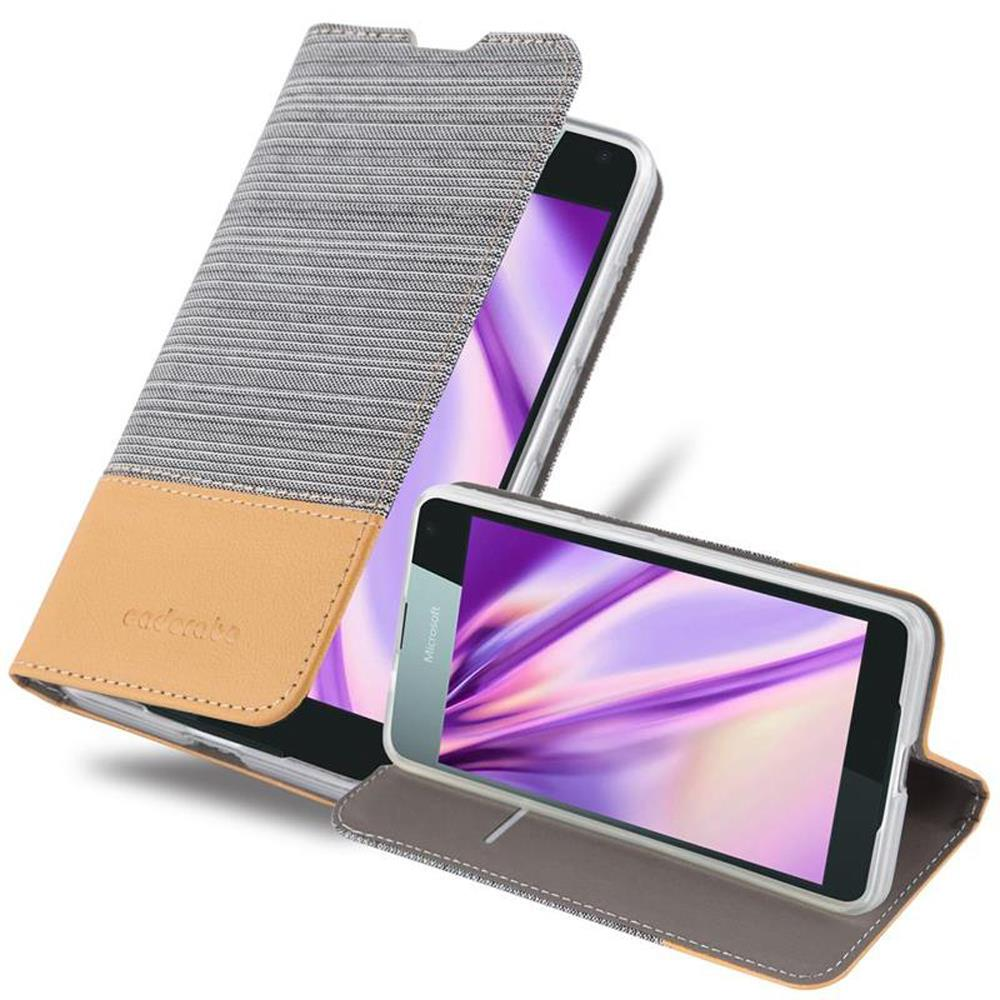 Teléfono en una funda, abierto, con diseño gris y beige. El teléfono muestra una imagen colorida.