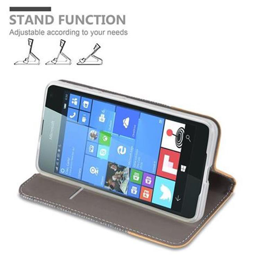 Un teléfono en un estuche en posición de soporte. La pantalla muestra una interfaz de aplicación. Se muestra la función de soporte.