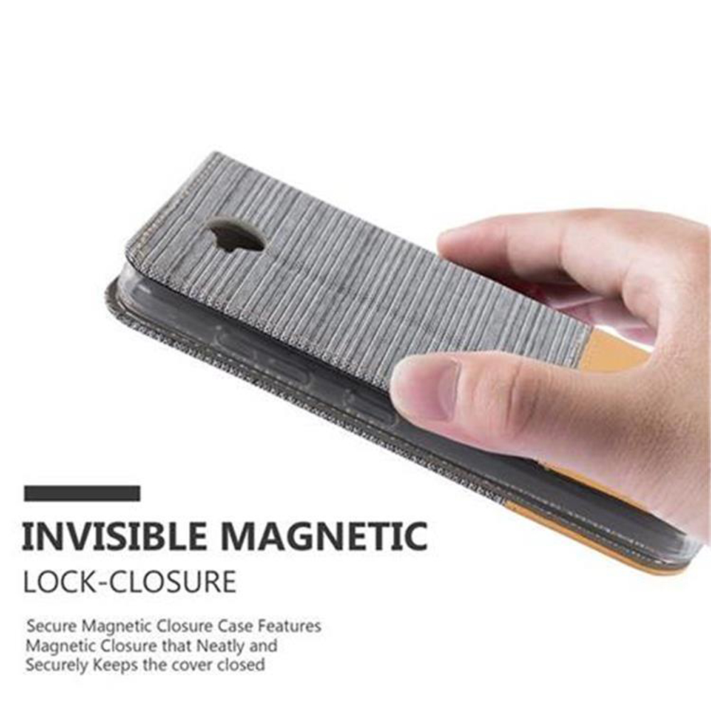 Una mano sosteniendo una funda de teléfono, mostrando un cierre magnético. La funda parece ser gris y texturizada.