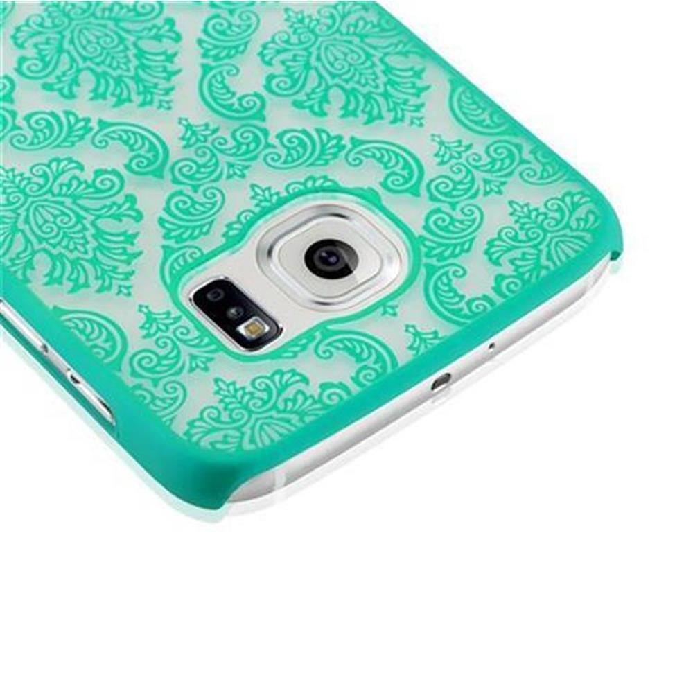 Primo piano di una custodia per telefono con un design floreale verde acqua. La custodia è su una superficie bianca.