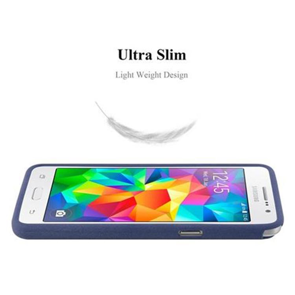 Un teléfono en una funda azul. Una pluma está encima del teléfono. El fondo es blanco.