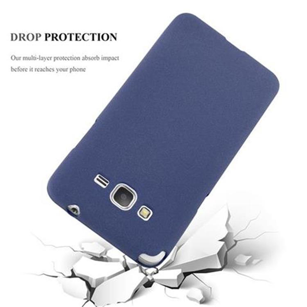 Una funda de teléfono azul y la parte trasera del teléfono, en ángulo. El teléfono es azul y descansa sobre una superficie blanca.