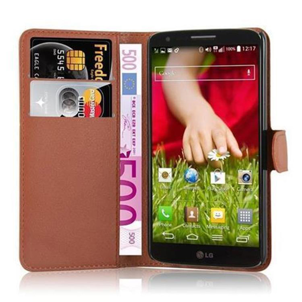 Telefon in brauner Folio-Hülle. Kreditkarten und Geld sichtbar.