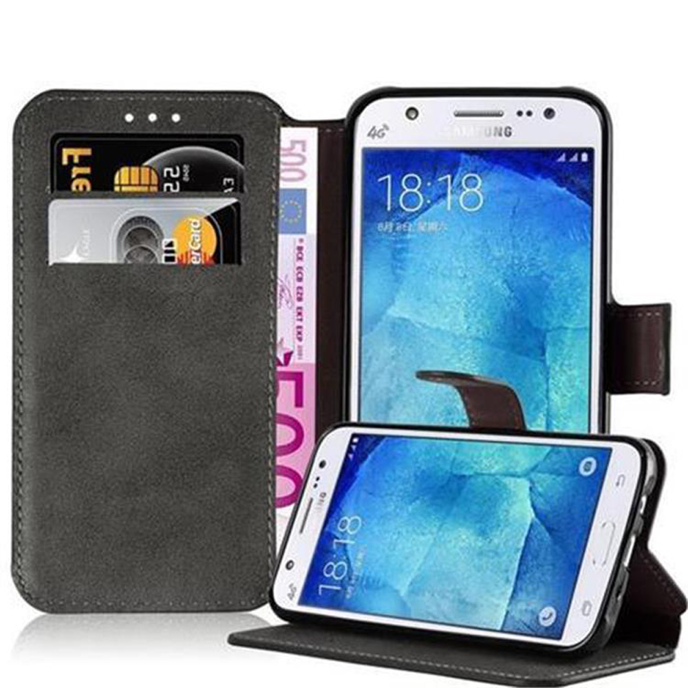 Funda tipo billetera gris con tarjetas, efectivo y un teléfono que muestra la hora 18:18 en la pantalla.