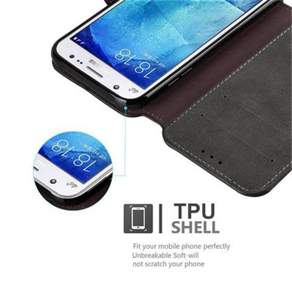 Teléfono dentro de una funda abierta. El teléfono muestra la hora, y la funda tiene ranuras para tarjetas.