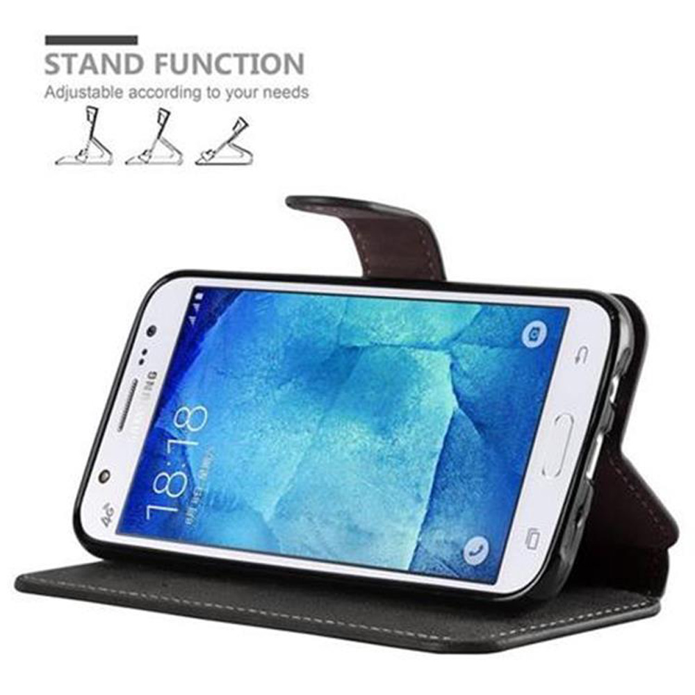 Un teléfono en una funda abierta, la funda es marrón, el teléfono tiene una pantalla blanca con la hora mostrada.