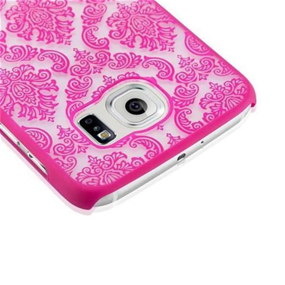 Custodia per telefono rosa con sfondo bianco. La custodia ha un design floreale e un ritaglio per la fotocamera.