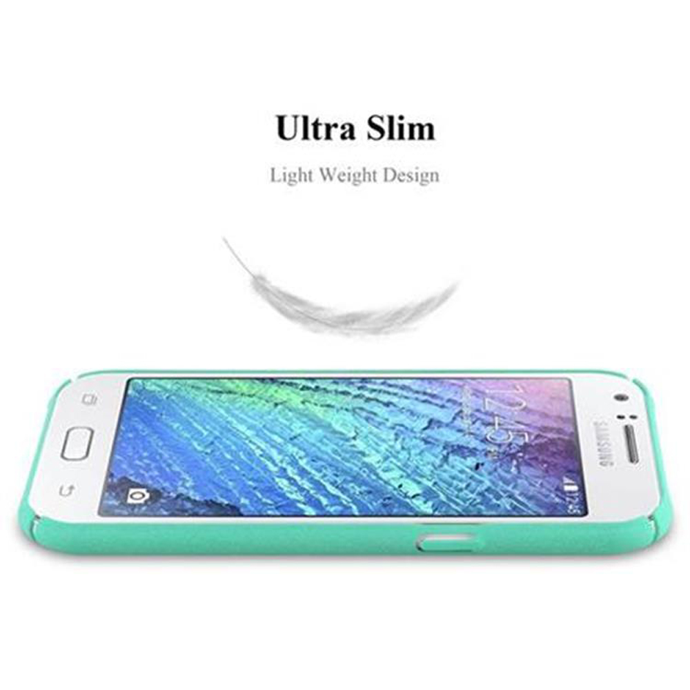 Grüne Handyhülle auf einem Telefon. Das Telefon vor weißem Hintergrund.