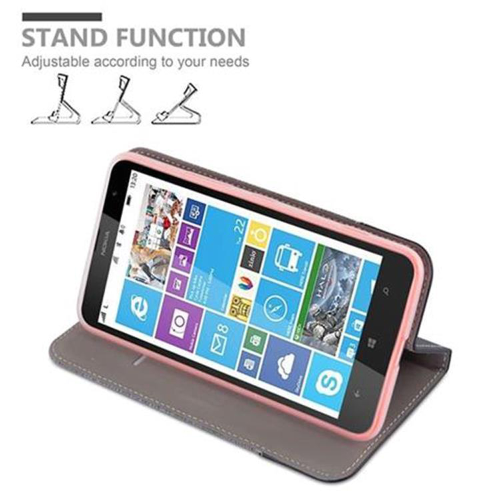Smartphone Nokia dans un étui rose et gris. L'écran affiche l'interface.