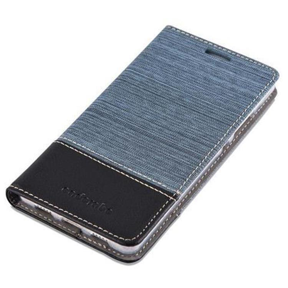 Una custodia per telefono chiusa, denim blu e pelle nera, con cuciture bianche.