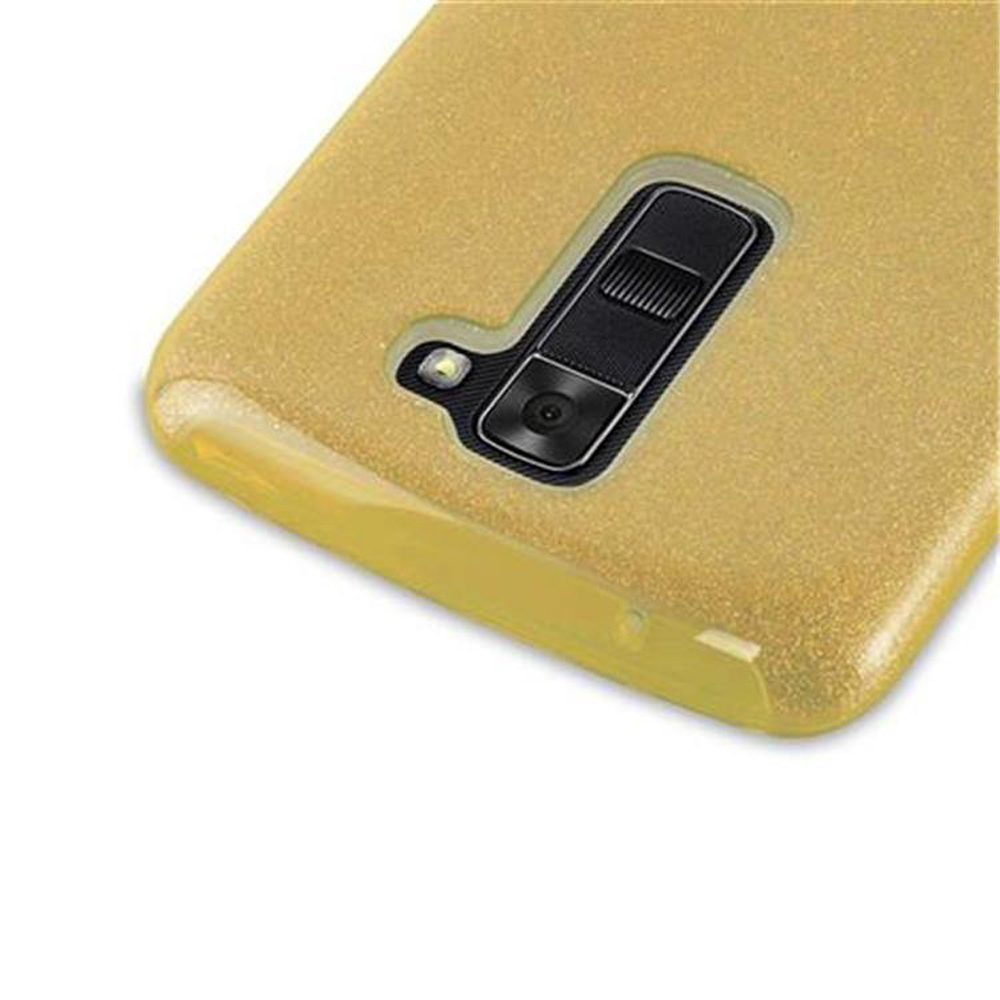 Primer plano de una funda de teléfono amarilla con aberturas para cámara y flash. La funda es brillante y tiene un acabado suave.