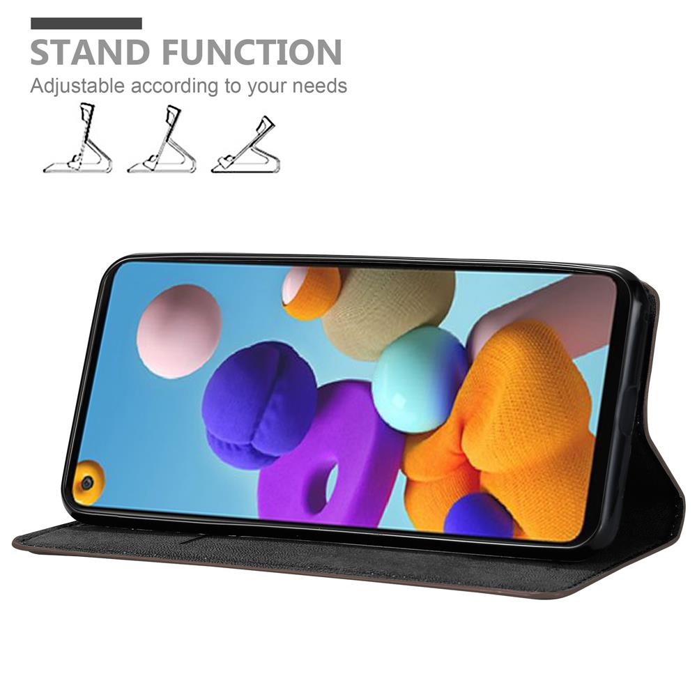 Telefon in einer Hülle, geöffnet, um den Bildschirm anzuzeigen. Die Standfunktion wird hervorgehoben. Der Bildschirm hat Design.