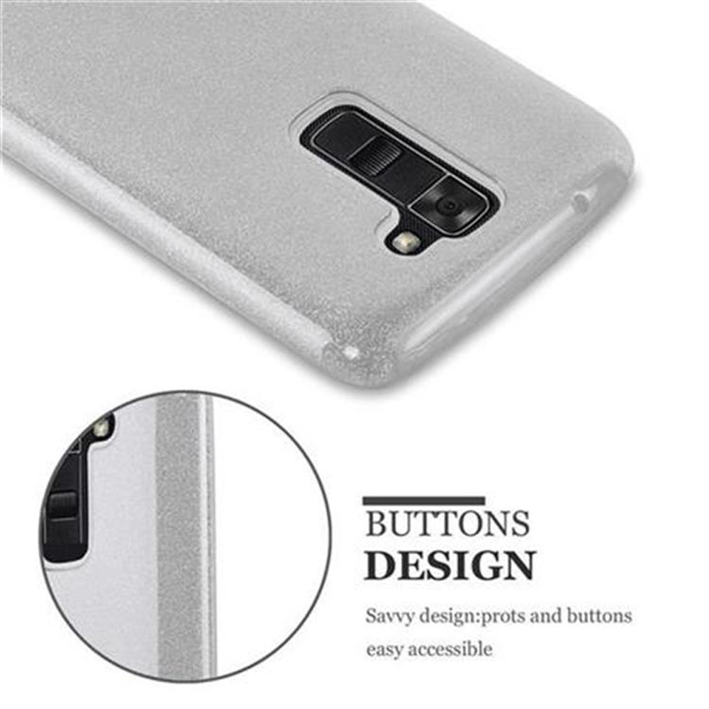 Primer plano de una funda plateada con recorte para la cámara. Texto: 'Buttons Design' y 'fácil acceso'.