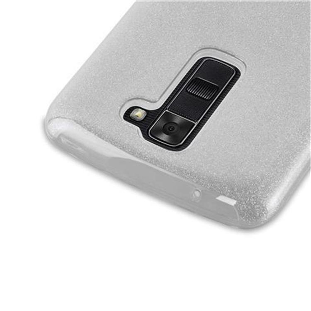 Primer plano de la parte trasera de una funda de teléfono. Es gris brillante, con recorte para cámara y flash.