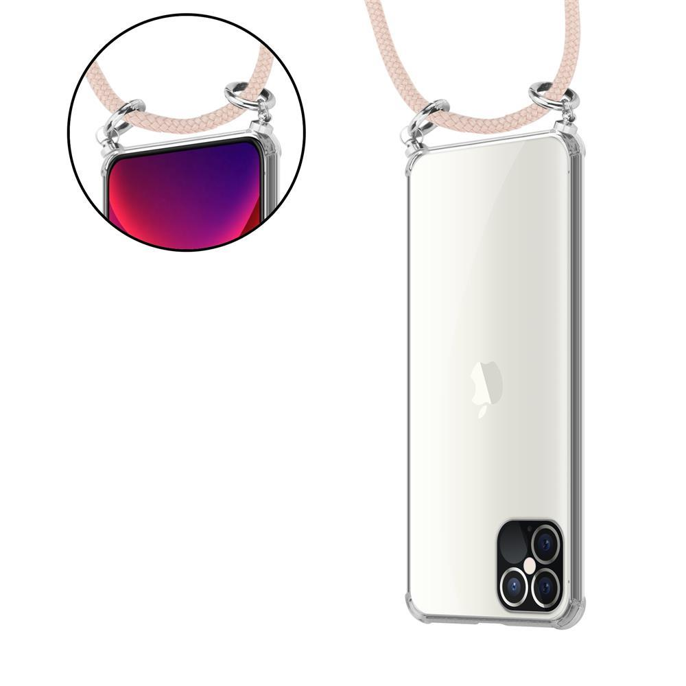Un telefono con una custodia trasparente e un cordino rosa, appeso. Un primo piano del telefono con il cordino.