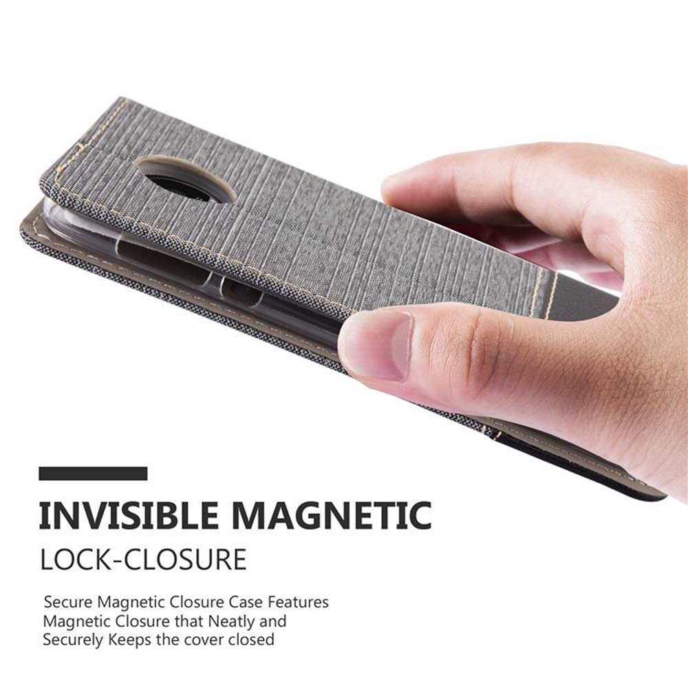 Una mano tiene una custodia per telefono, custodia chiusa con un ritaglio per la fotocamera, che mostra una chiusura magnetica.