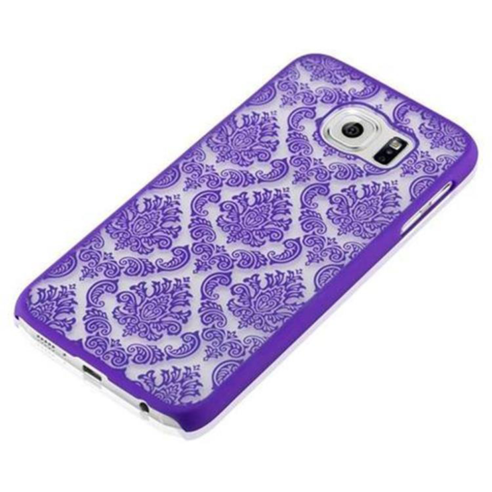 Lila Handyhülle mit floralem Design. Ein Telefon ist darin, auf einer weißen Oberfläche abgewinkelt.