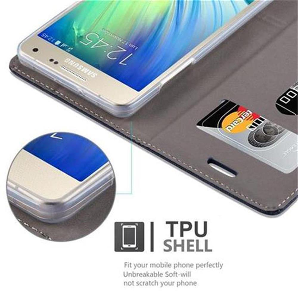 Un teléfono está en una funda con una tarjeta de crédito. Hay texto sobre la funda. La funda es gris y azul.