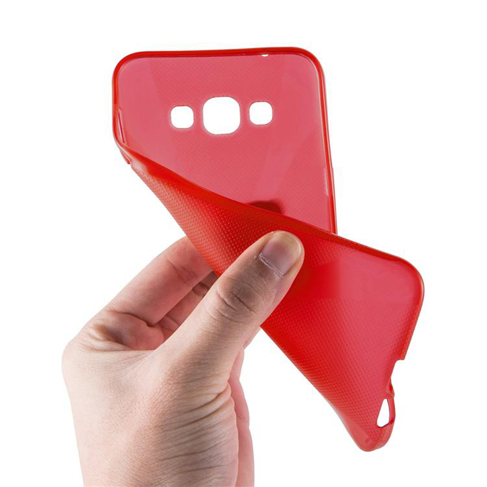 Rote Handyhülle wird von einer Hand gehalten. Die Hülle ist offen.