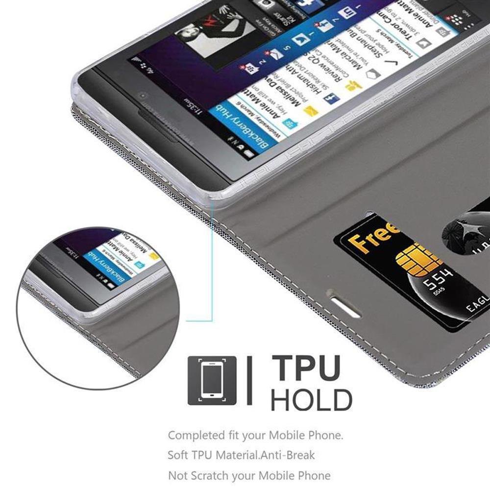 Telefono Blackberry in una custodia a portafoglio. Lo schermo del telefono mostra un feed di notizie. Una carta di credito è visibile.