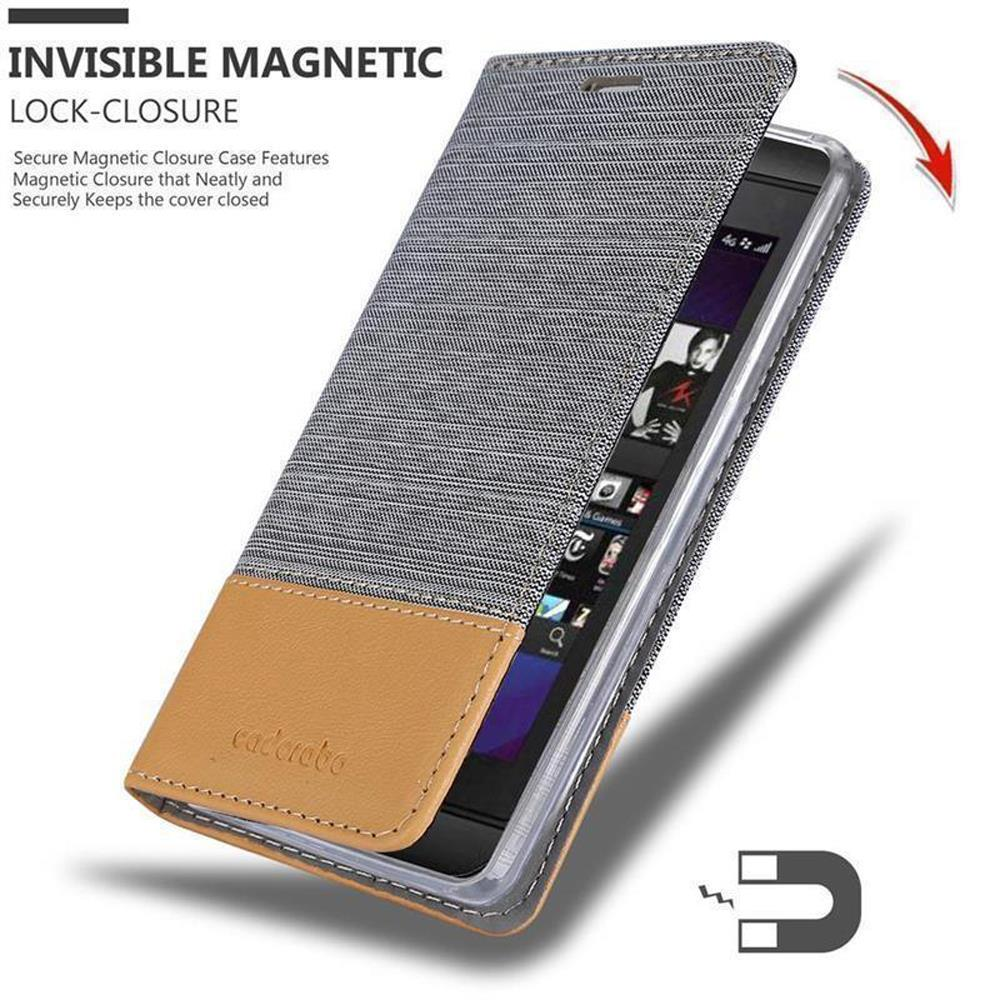 Custodia per telefono con motivo. Testo: Chiusura magnetica invisibile. Custodia aperta con telefono.