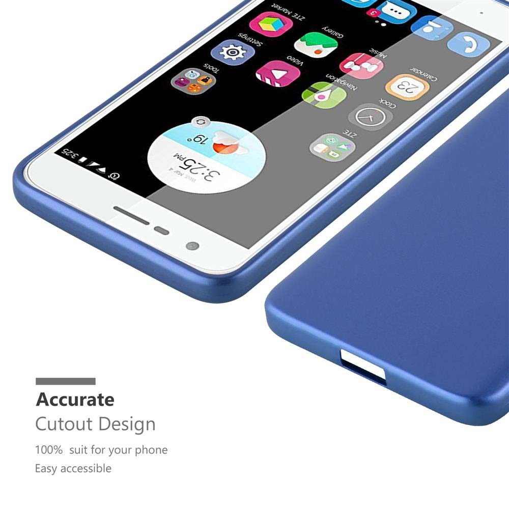 Un telefono in una custodia blu, che mostra una schermata dell'app. Testo: 'Design con ritaglio preciso'.