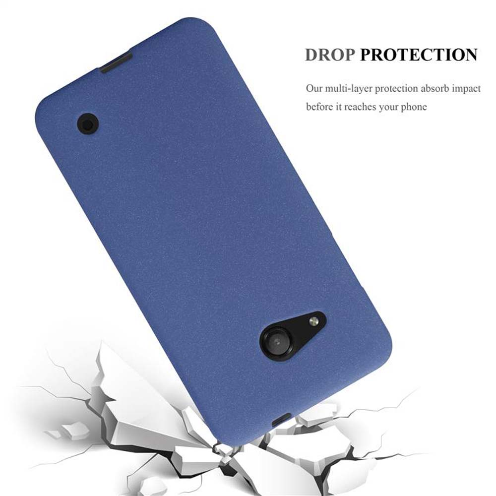 Una funda azul para teléfono con protección contra caídas. La funda cae sobre hormigón roto.