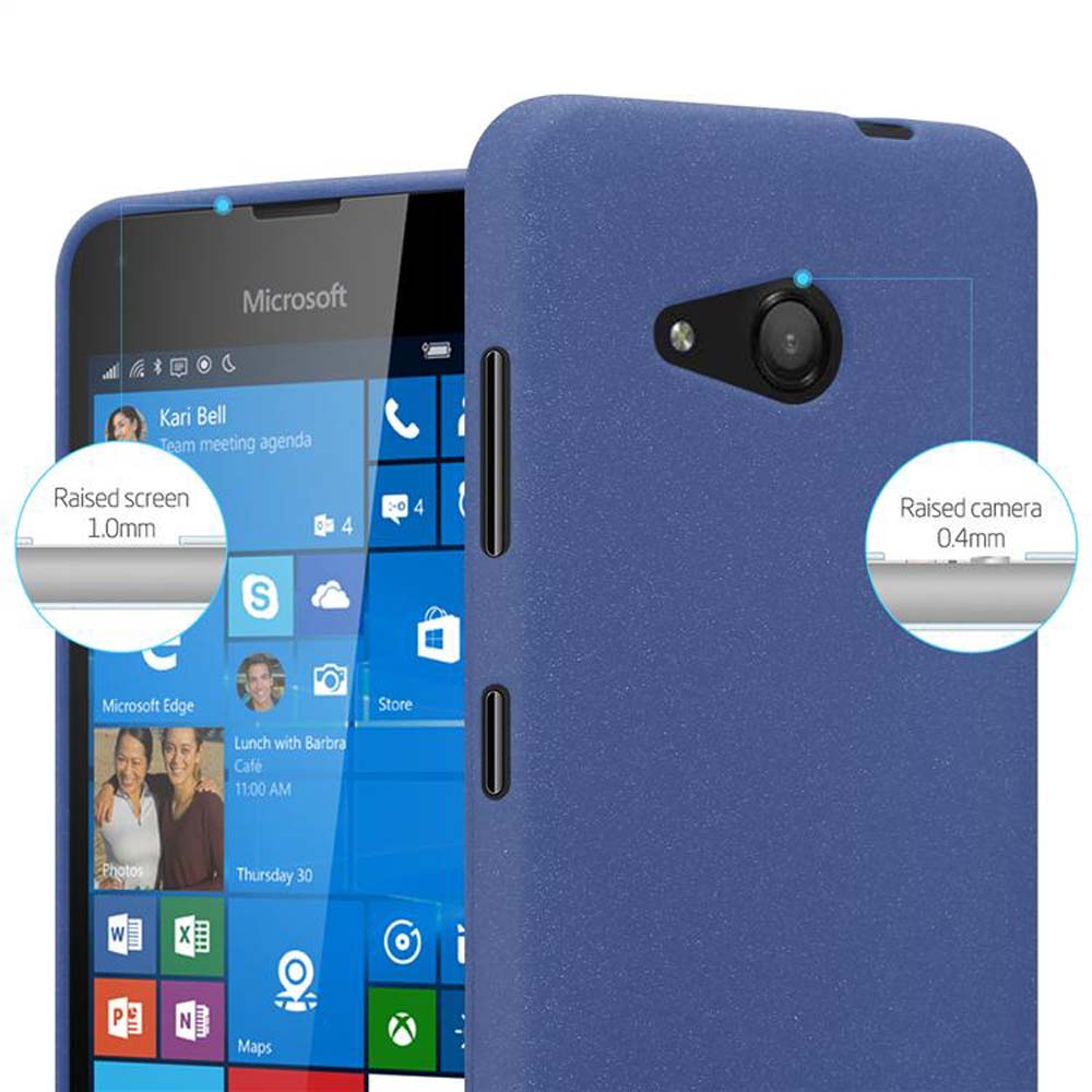Funda azul para teléfono, cubriendo el teléfono. Bordes elevados de pantalla y cámara resaltados. Logo de Microsoft.