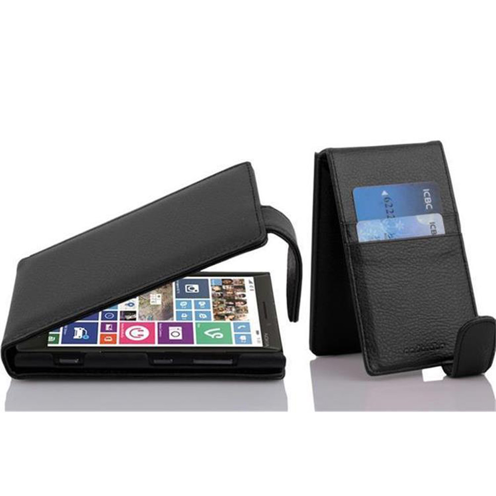 Funda negra con teléfono y tarjetas dentro. El teléfono tiene una pantalla negra. Fondo blanco.