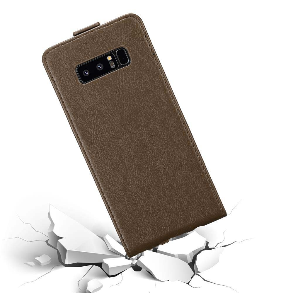 Braune Handyhülle mit Telefon, die durch weiße Oberfläche bricht. Braune Lederstruktur. Weißer Hintergrund.
