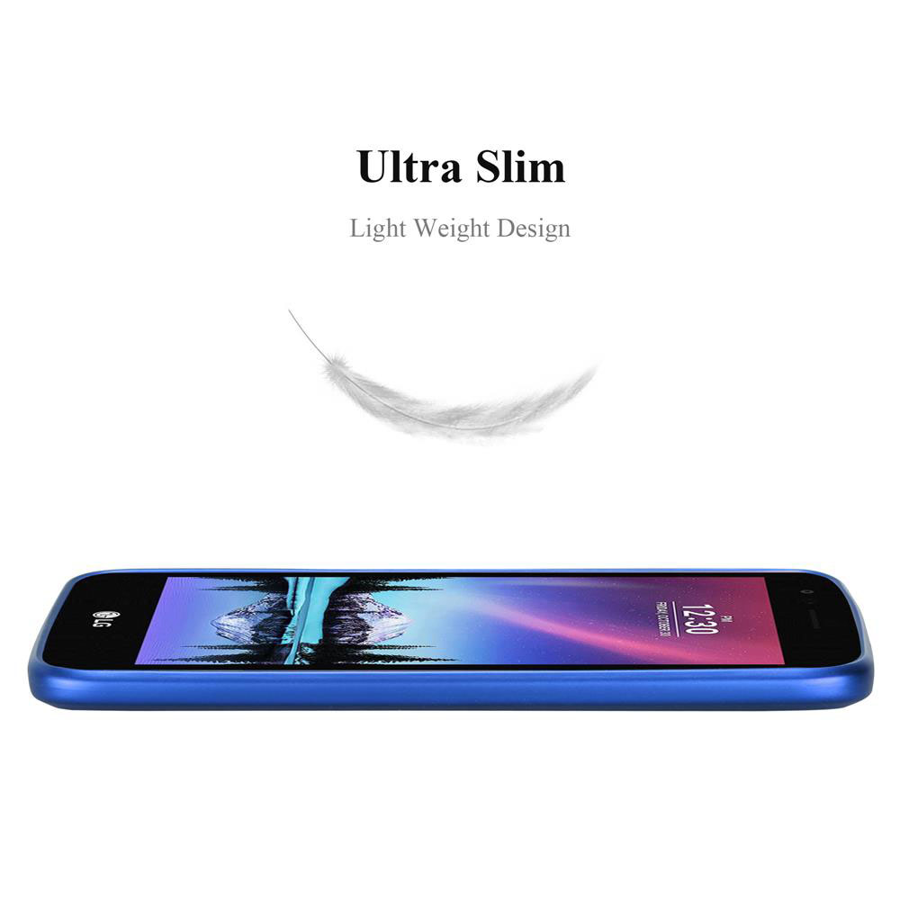 Teléfono azul con una funda. Una pluma flota sobre el teléfono.