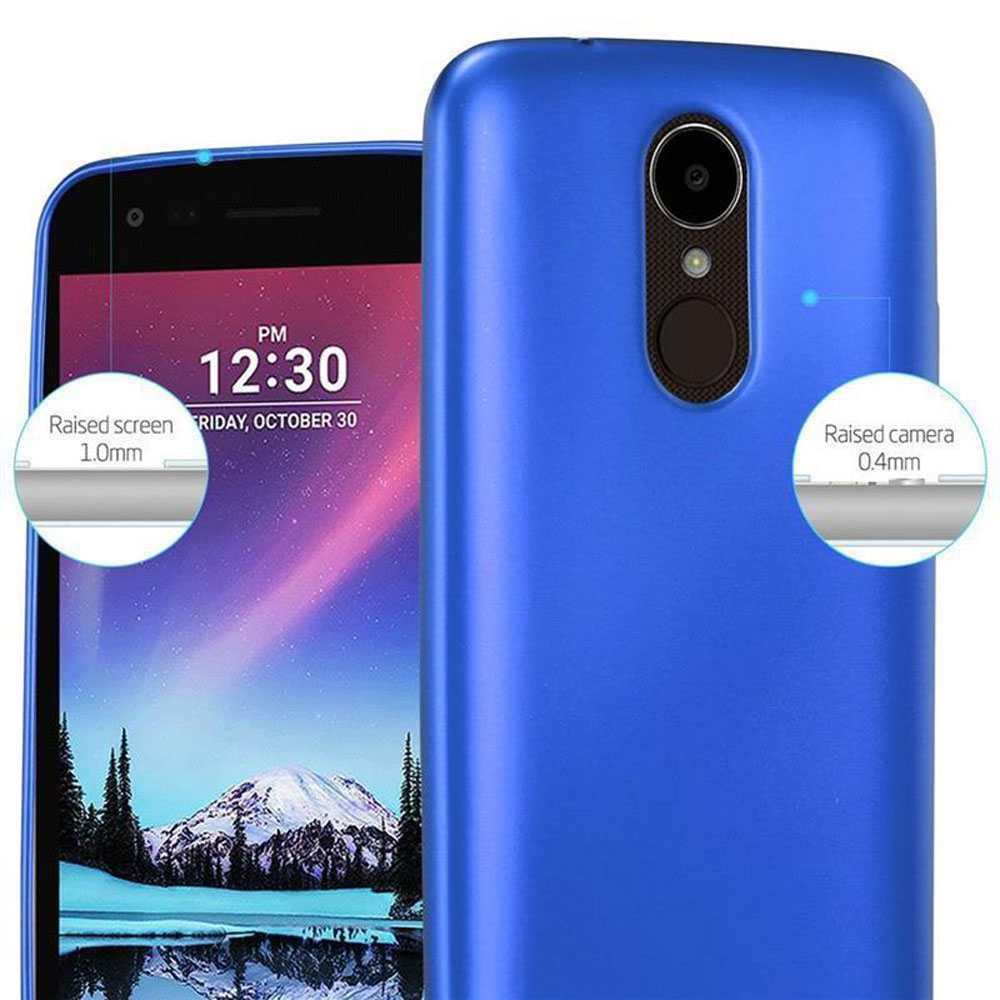 Funda azul para teléfono con un teléfono dentro. La pantalla del teléfono está encendida, mostrando la hora. Texto sobre pantalla y cámara elevadas.