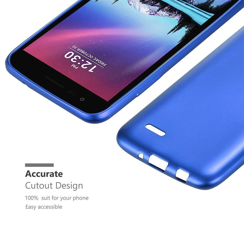 Teléfono en una funda azul, la pantalla muestra la hora y la fecha. Fondo blanco.