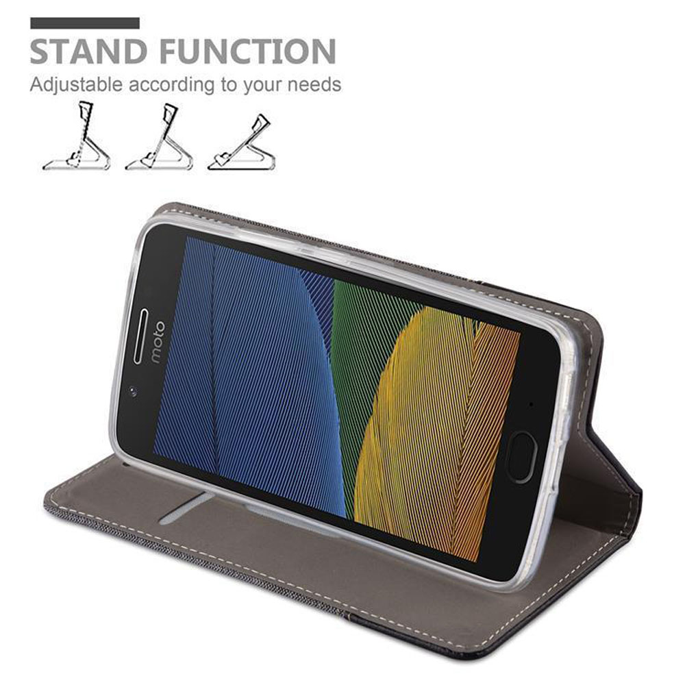 Un telefono in una custodia con funzione supporto. È aperto. Il telefono mostra uno schermo colorato.