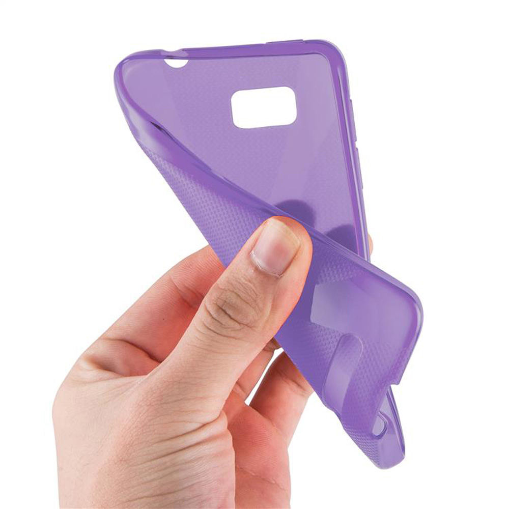 Una mano che tiene una custodia per telefono viola. La custodia è traslucida e presenta un motivo strutturato all'interno.