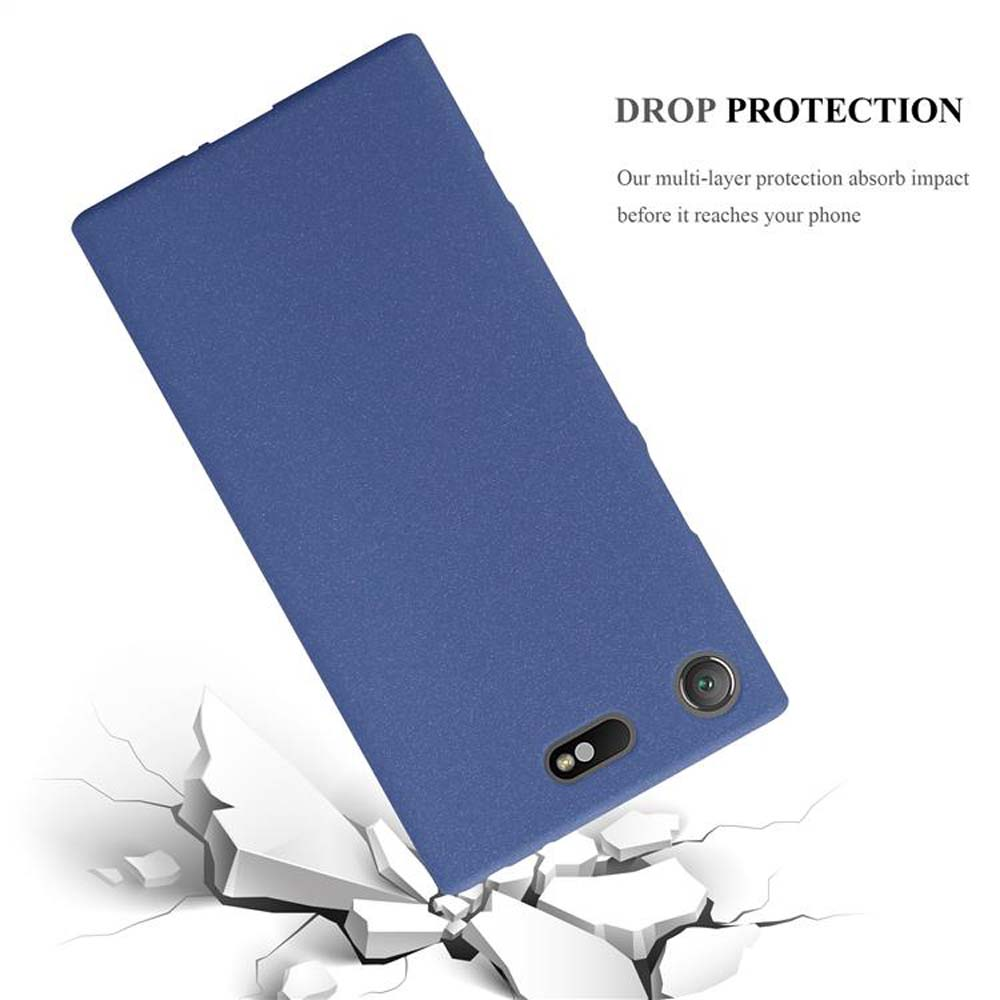 Una custodia blu per telefono con telefono su sfondo bianco con crepe.