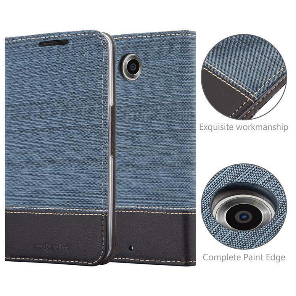 Una funda azul de tela con detalles en cuero negro, mostrando detalles de diseño y mano de obra.