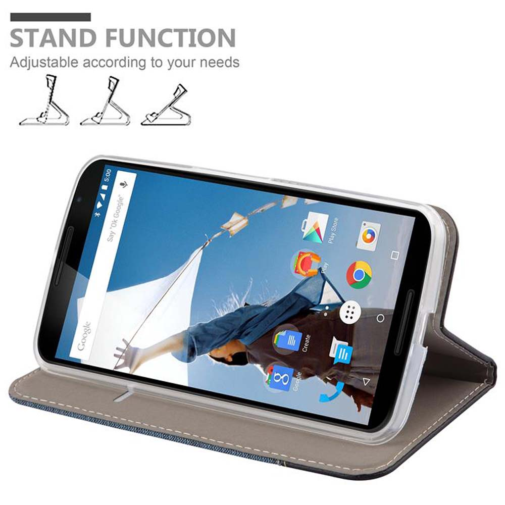 Teléfono en una funda, la pantalla muestra la interfaz de búsqueda de Google. La funda está abierta y en posición de soporte.